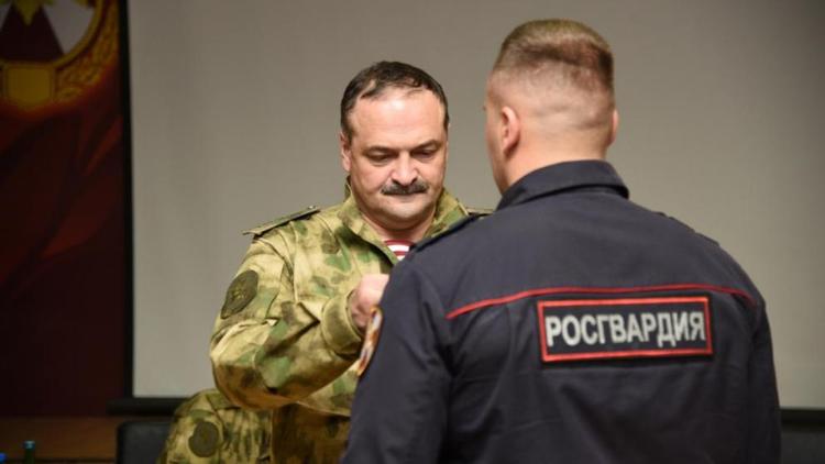 Сотрудник Росгвардии Пятигорска получил медаль за поимку преступника