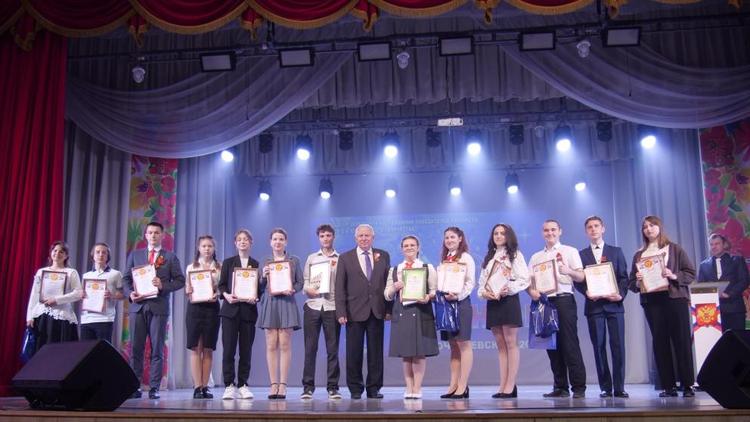 В Кочубеевском округе Ставрополья наградили талантливых детей и их наставников