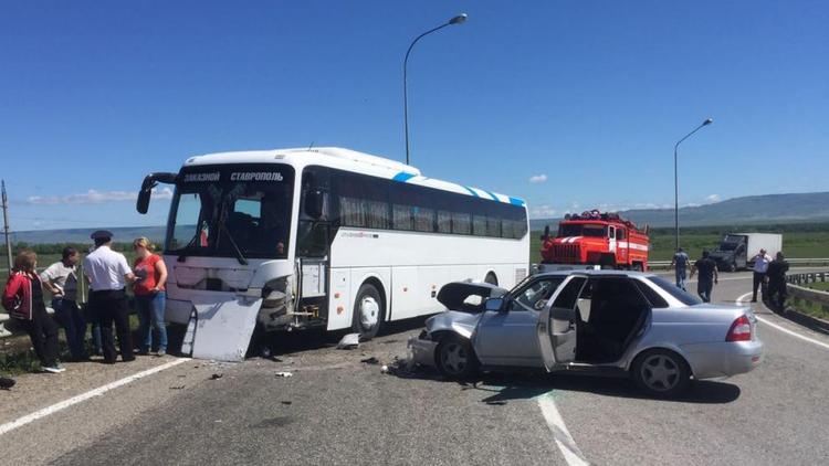 «Приора» столкнулась с экскурсионным автобусом в Кочубеевском районе