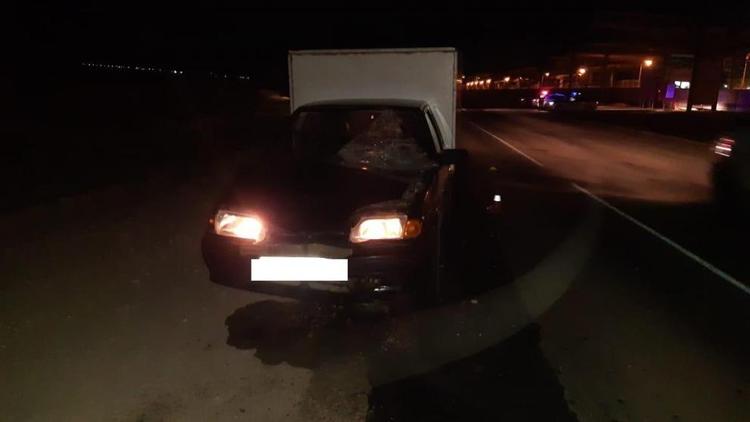 Переходивший в неположенном месте дорогу пешеход попал под машину в Будённовском округе Ставрополья