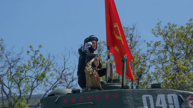 Школьник из Пятигорска проехал на танке во время Парада Победы в Ставрополе