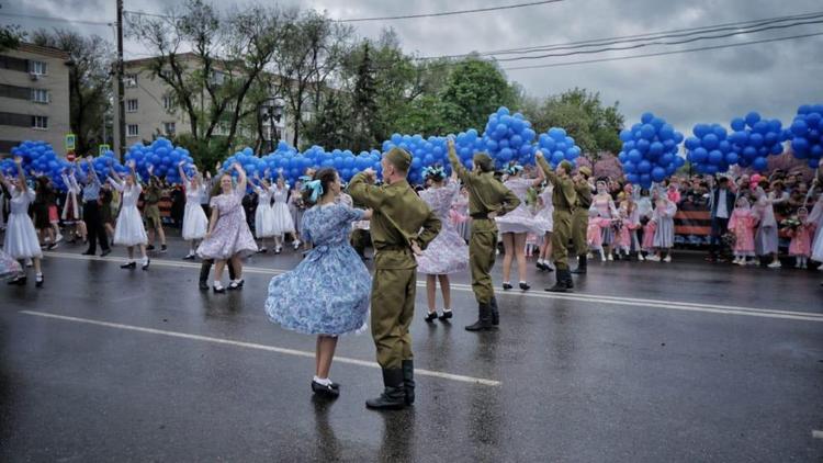 Участниками «Вальса Победы» в Невинномысске стали три тысячи горожан