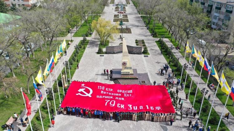 В Невинномысске участники автопробега развернули Знамя Победы 