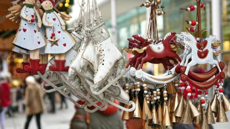 Сувениры и вкусняшки продаются в новогодних избушках в Ставрополе