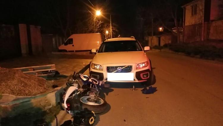 В Ставрополе мотоциклист сбил собаку и въехал в припаркованный автомобиль