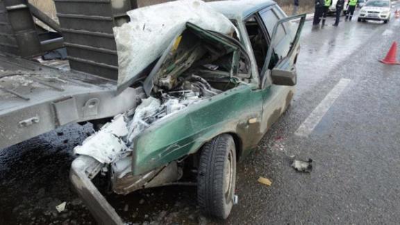 На Ставрополье погиб водитель влетевшей под «КамАЗ» легковушки