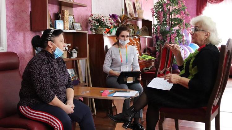 Инвалидам по слуху на Ставрополье помогают пройти перепись населения
