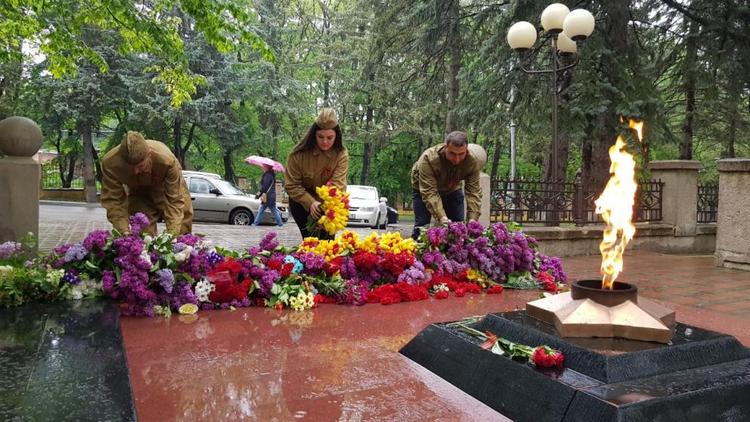 Жители Железноводска передали цветы для мемориалов