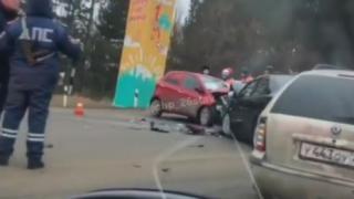 Водитель застрял в машине после аварии на въезде в Ставрополь