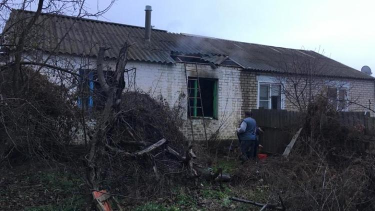 На Ставрополье огонь от непотушенной сигареты едва не спалил двухквартирный дом