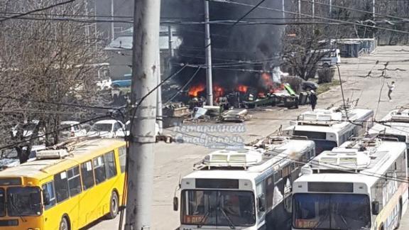 Свалка на территории троллейбусного парка горела в Ставрополе