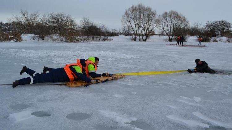Навыки спасения провалившихся под лёд людей отработали ставропольские спасатели