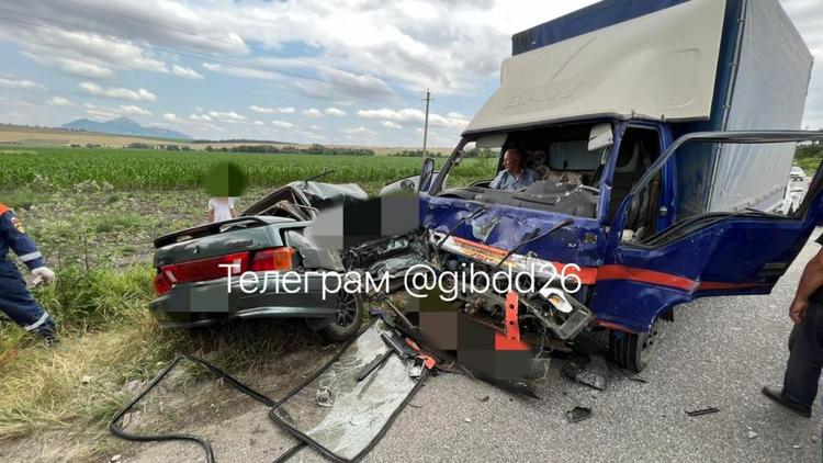 Пассажиры и водитель легковушки погибли в аварии с грузовиком на Ставрополье