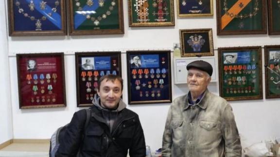 Мастер-геральдист из Железноводска подарил ростовским школьникам орден ручной работы