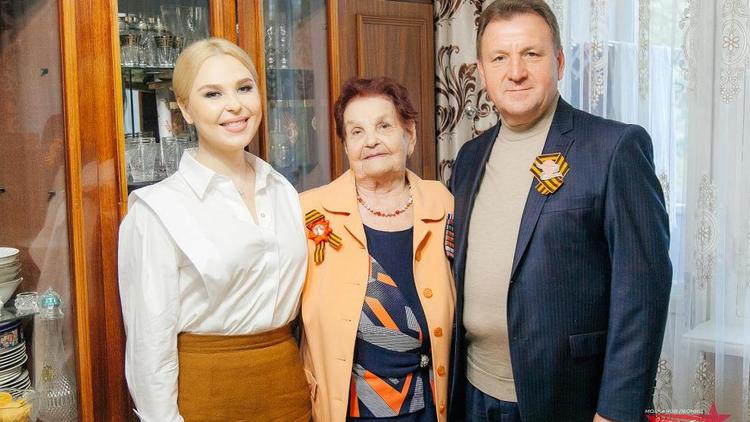 Пелагея поздравила в Ставрополе ветерана с наступающим Днём Победы 