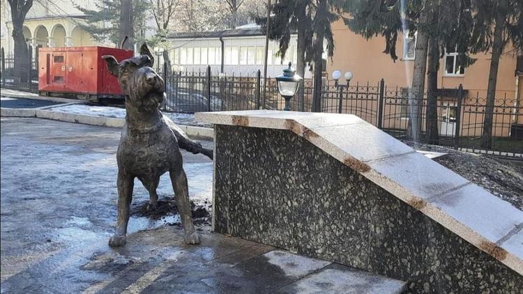 В Кисловодске на проспекте Ленина установили скульптуру Писающего пса