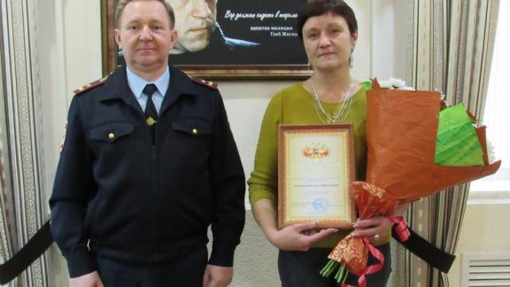 Прогнавшая грабителя шваброй продавщица из Минвод получила награду