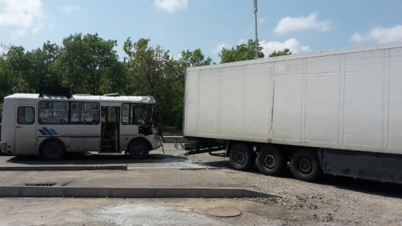 7 человек пострадали в ДТП автобуса и фуры в Пятигорске