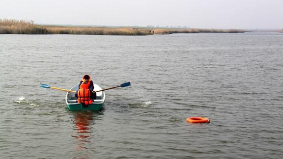 Унесенных ветром рыбаков отбуксировали спасатели на озере Лысый Лиман