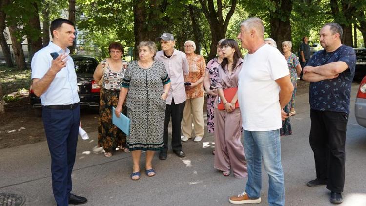 Начальник госжилинспекции Ставрополья встретился с жительцами многоэтажек в городах КМВ