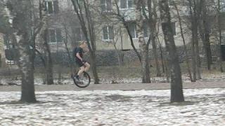 Мужчина на моноцикле и без куртки привлёк внимание жителей Ставрополя