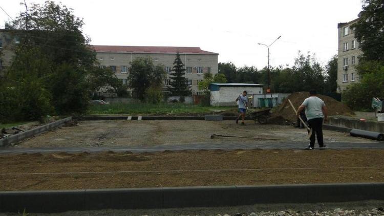 Площадь обновили в посёлке Коммаяк на Ставрополье