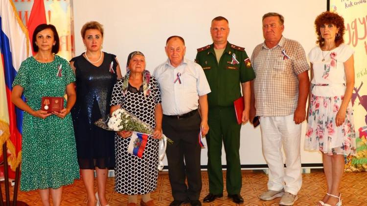 В Ипатовском округе семье погибшего участника СВО вручили медаль Суворова