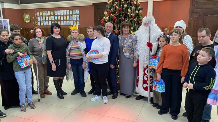 Председатель Думы Ставрополья поздравил детей Ипатовского округа