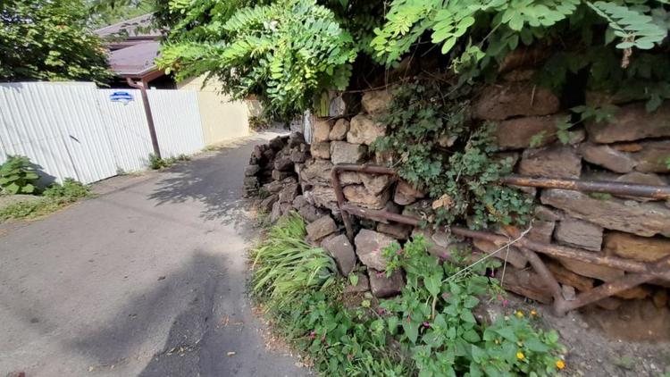 Обрушившуюся стену по переулку в Ставрополе восстановит собственник