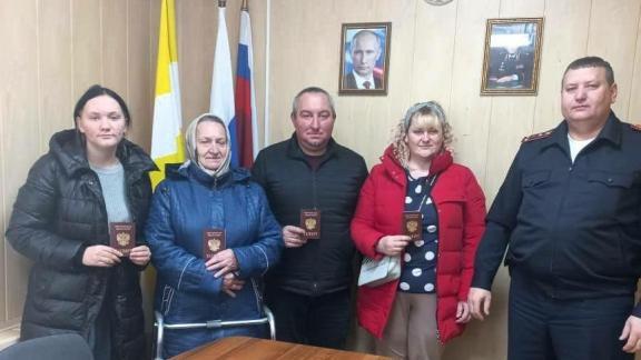 В Новоалександровском округе Ставрополья жителям ДНР вручили российские паспорта