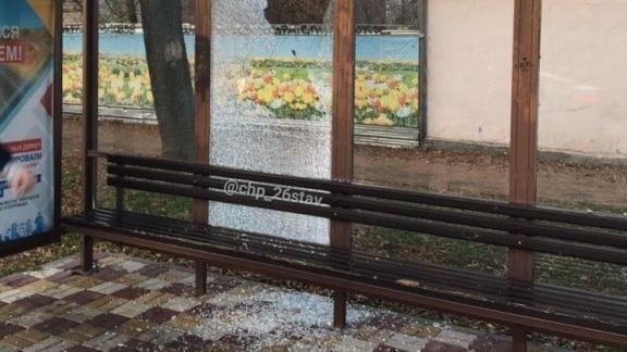 В Ставрополе вандалы разбили ещё одну остановку на Октябрьской