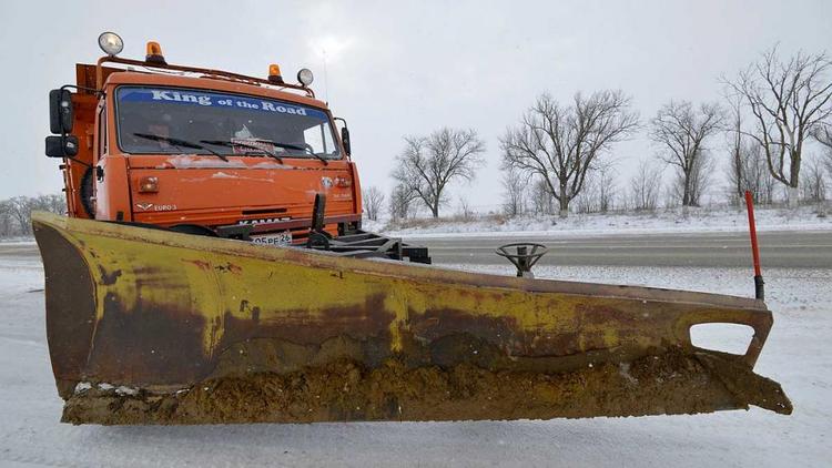Уборка снега на дорогах Ставрополья ведётся круглосуточно