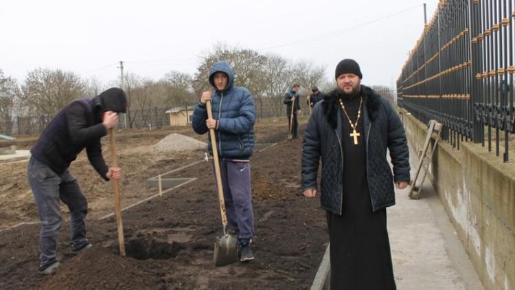Студенты обустроили территорию храма князя Александра Невского в селе Александровском