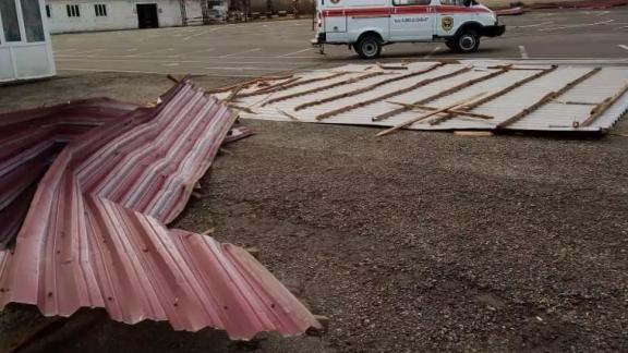 Пострадавшие от урагана округа Ставрополья получают материалы для восстановления зданий