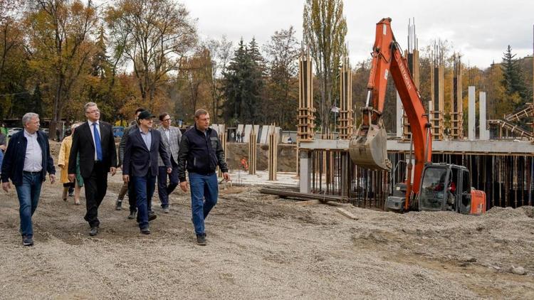 Анатолий Артамонов проверил ход строительства крупных объектов в Кисловодске