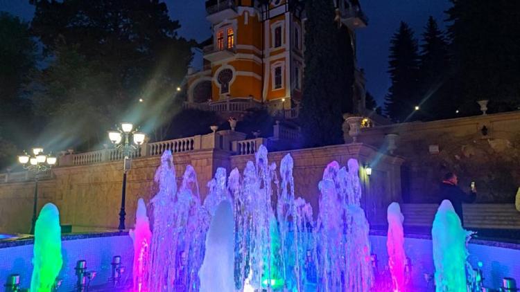 В Кисловодске на проспекте Ленина заработали музыкальные каскады фонтанов