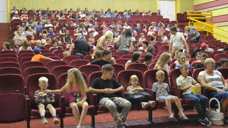 «Ночь кино» в Александровском районе собрала около 900 человек