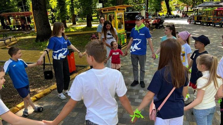 Активисты «Единой России» провели праздник для детей беженцев из ДНР и ЛНР