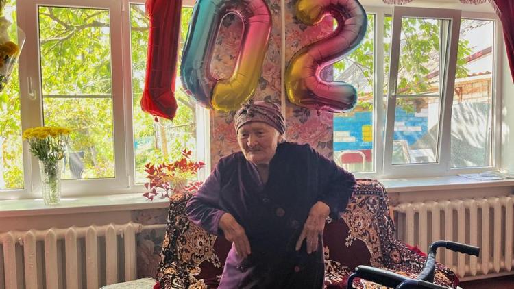 На Ставрополье труженицу тыла поздравили с 102-летием