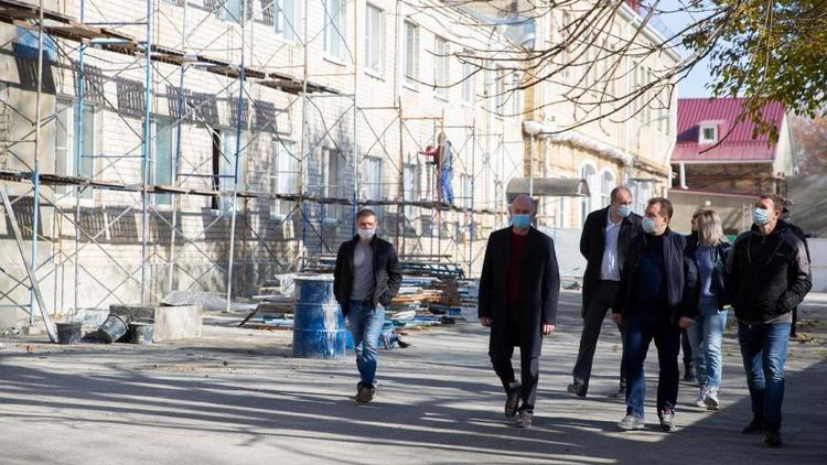 Мэр Ставрополя оценил ход ремонтных работ в учреждениях образования города