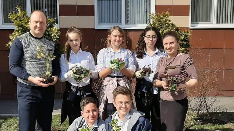 Школьники Ставрополя восстанавливают краснокнижные растения