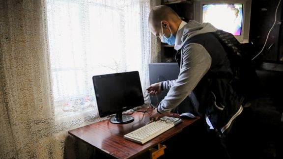 В Пятигорске школьникам из малоимущих семей подарили компьютеры