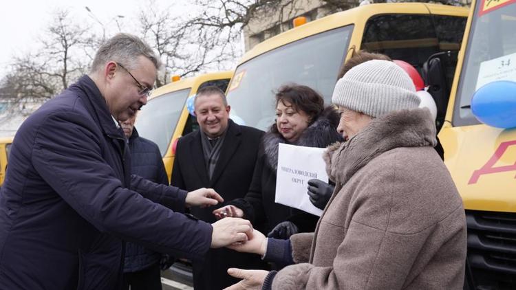 Губернатор Ставрополья вручил ключи от 55 школьных автобусов