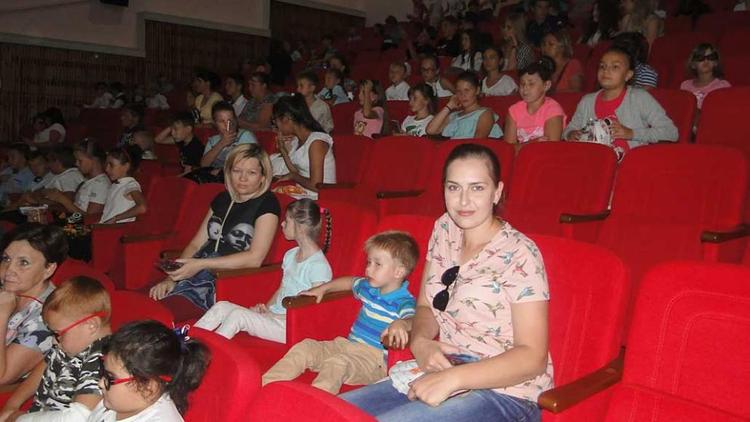 Новый кинозал в Андроповском районе первыми посетили дети