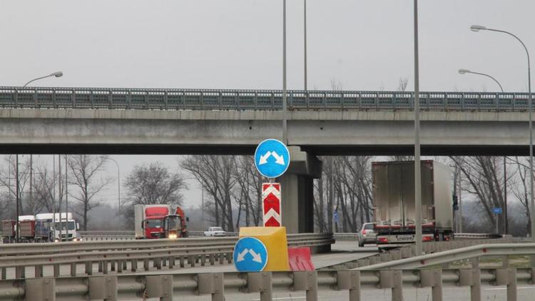 В Кисловодске неопытная автоледи въехала в дорожный знак