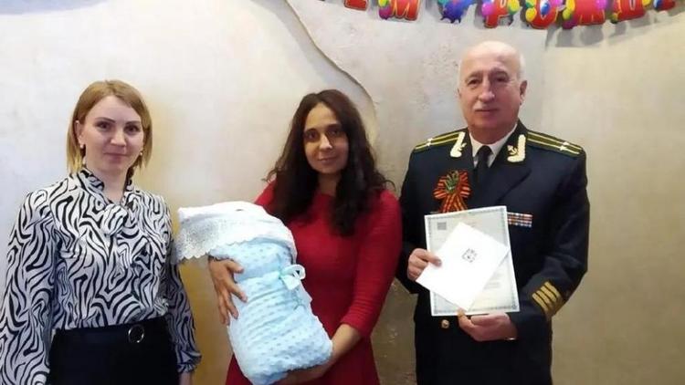 Новорождённому мальчику в Кисловодске вручили письмо в будущее от губернатора