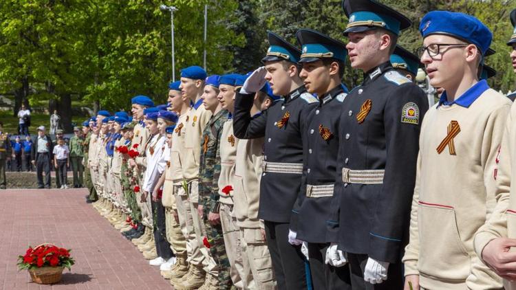 В Ставрополе наградили юнармейские отряды за несение Вахты памяти на Посту № 1