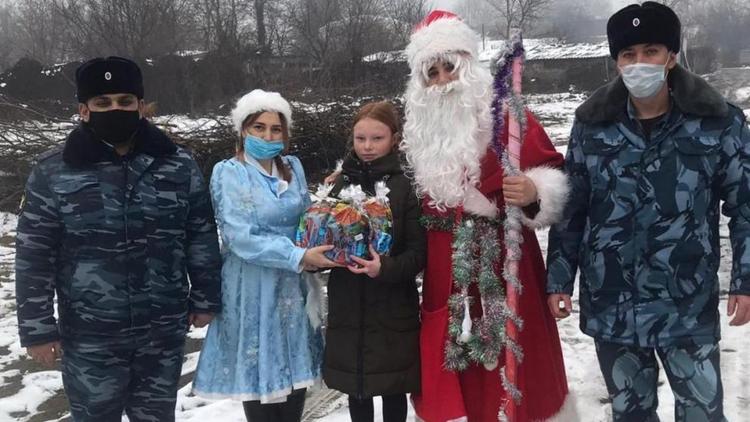 На Ставрополье сотрудники УФСИН поздравили с Новым годом нуждающихся детей
