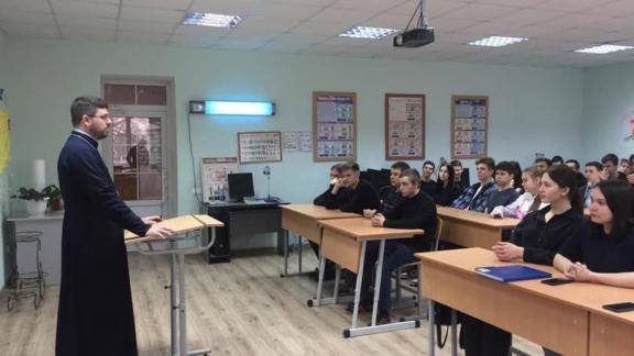 Ставропольский священник беседует со студентами на актуальные темы