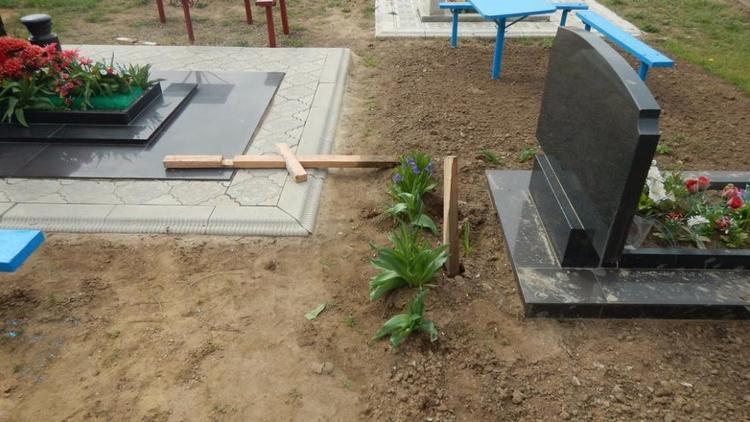 Трое подростков сломали 36 крестов на кладбище в Ипатовском округе